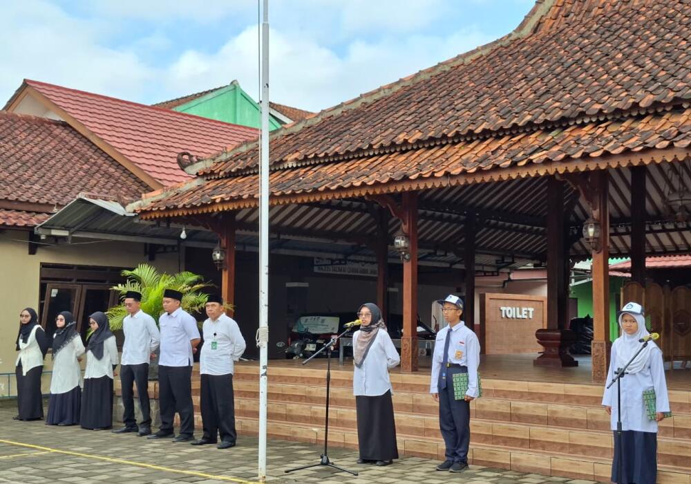 upacara-bendera-haritgl-senin-17-november-2025-pembina-meli-fitriani-spdgr