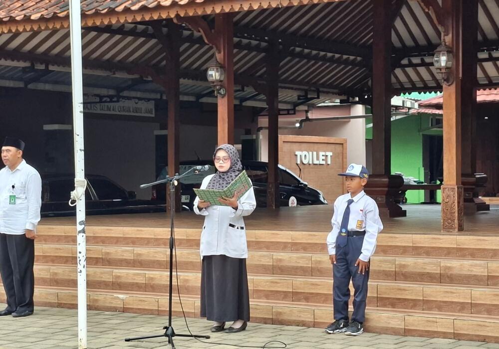 maya-mardiyah-s-spd-memberi-amanat-upacara-tekankan-pentingnya-motivasi-dan-semangat-belajar