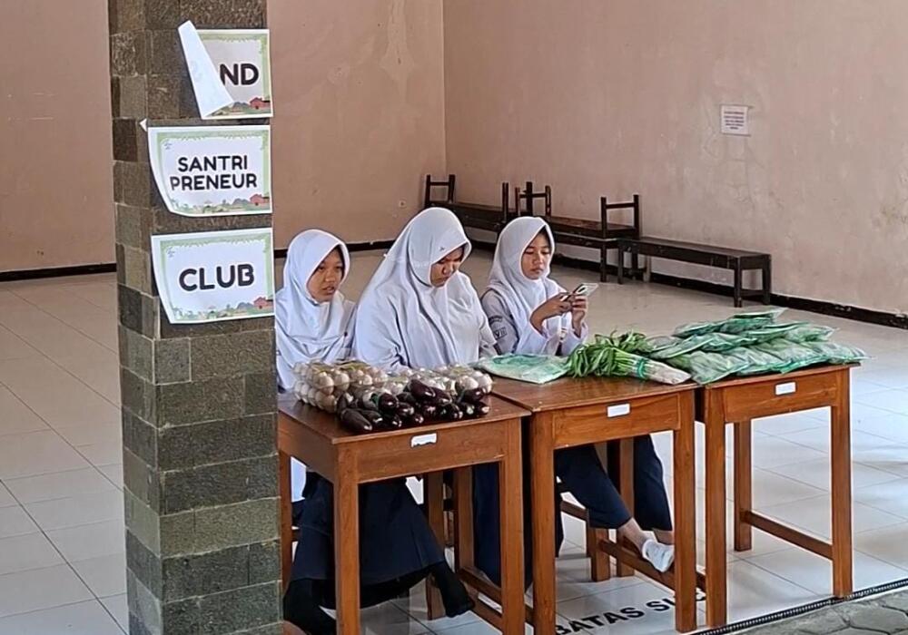 Santripreneur Club SMP Persada Sukses Gelar Bazar, Seluruh Produk Panen Siswa Laris Terjual