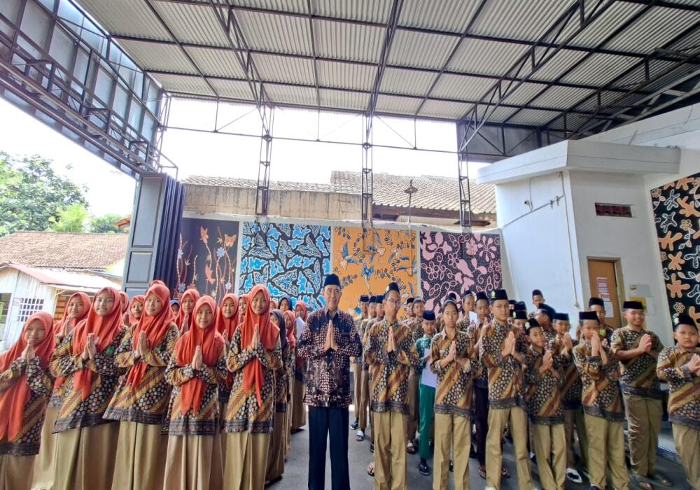 peringati-hari-batik-siswa-smp-perantara-eksplorasi-di-galeri-batik-anto-djamil