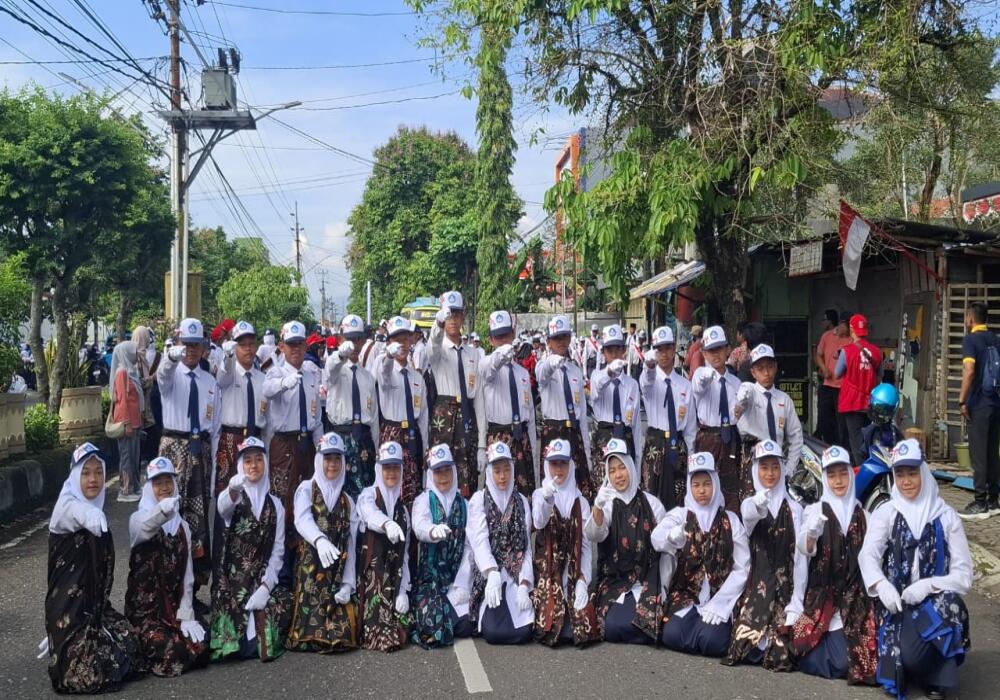 meriahnya-lomba-gerak-jalan-gembira-smp-perantara-tampil-memukau-dengan-batik-banyumasan