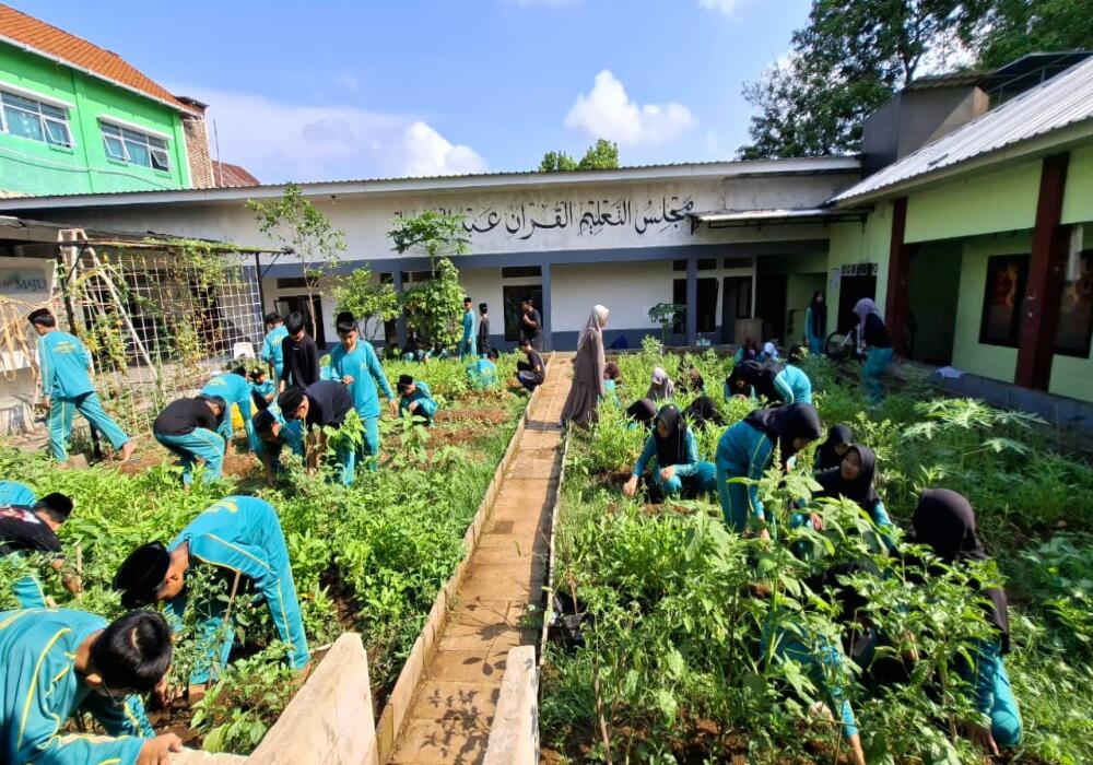 jumat-sehat-smp-perantara-gerak-ceria-dan-rawat-kebun-mandiri