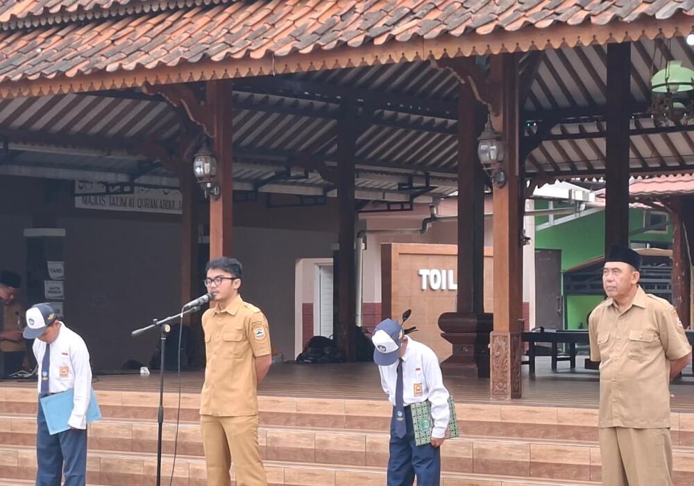 Upacara Bendera Senin Tanamkan Semangat Disiplin bagi Seluruh Warga Sekolah
