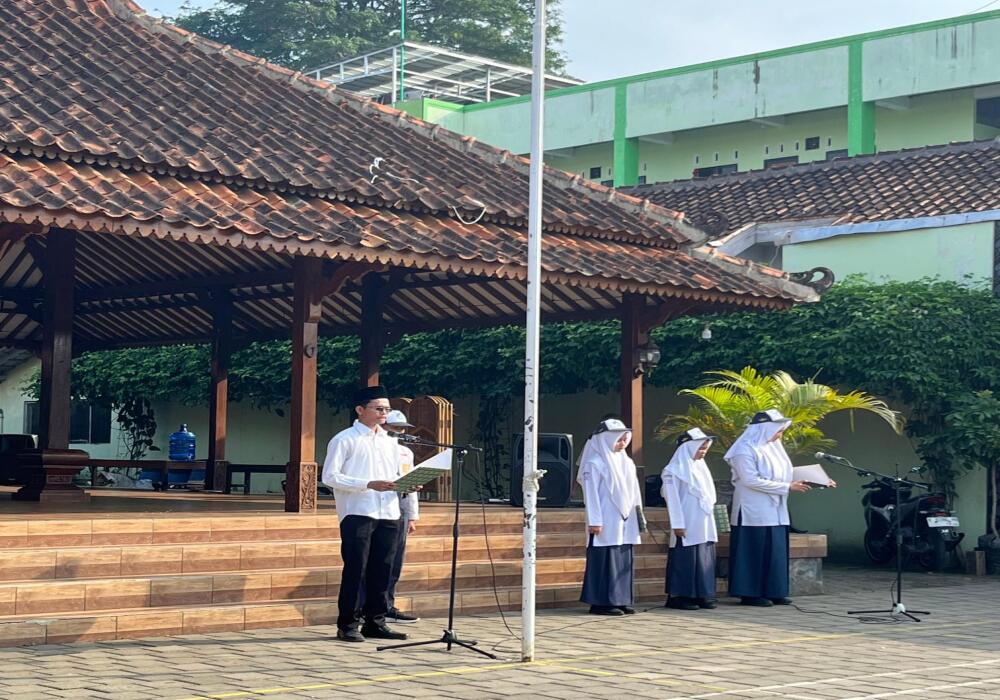 upacara-bendera-smp-persada-insan-nusantara-sokaraja-tekankan-budaya-kebersihan-batik