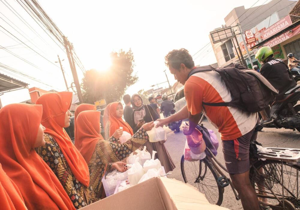 tebar-kebaikan-di-bulan-ramadan-siswa-smp-persada-insan-nusantara-bagikan-seribu-takjil